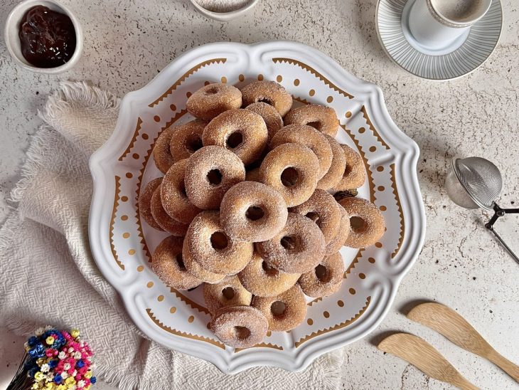 Um prato com rosquinhas fritas.