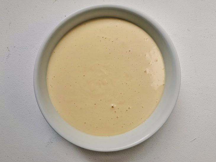 Creme branco em uma tigela a esfriar.