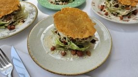 Salada Caesar com crispy de queijo