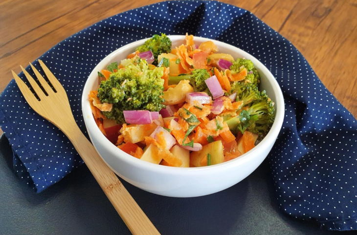 Salada colorida de brócolis