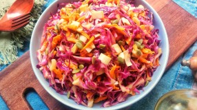 Salada colorida de repolho roxo