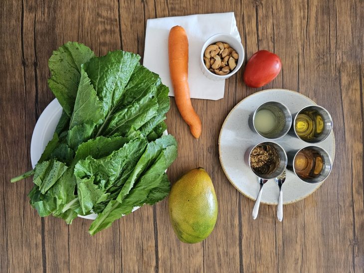 ingredientes reunidos para fazer salada com folha de mostarda