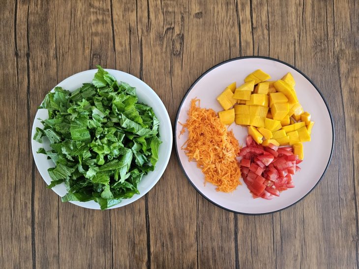 folha de mostarda picada, cenoura ralada, tomate e manga em cubos