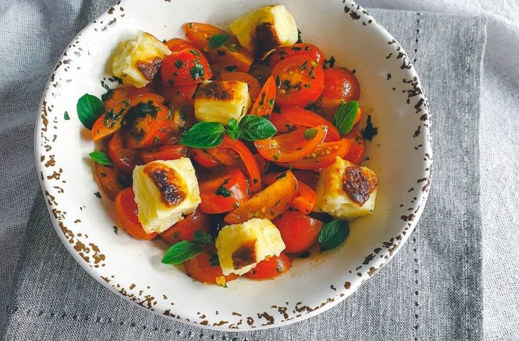 Salada com queijo-coalho