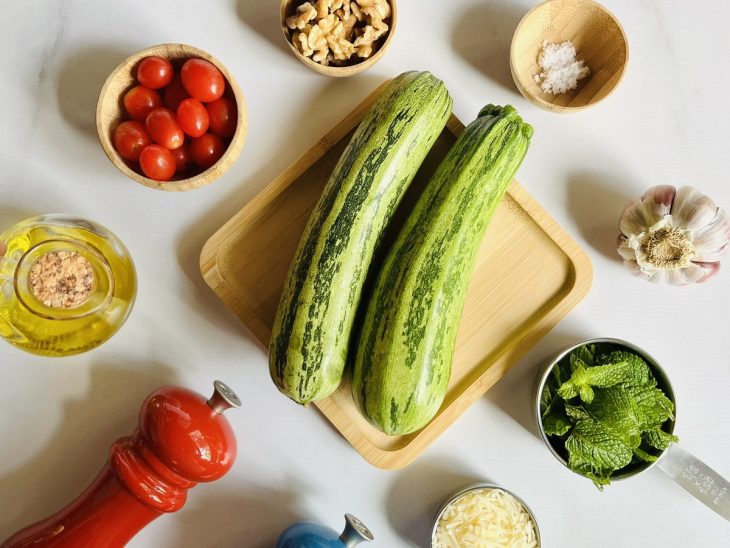 Ingredientes para a salada de abobrinha com pesto de hortelã.