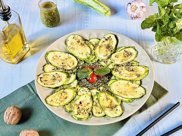 Salada de abobrinha com pesto de hortelã pronta para consumo.