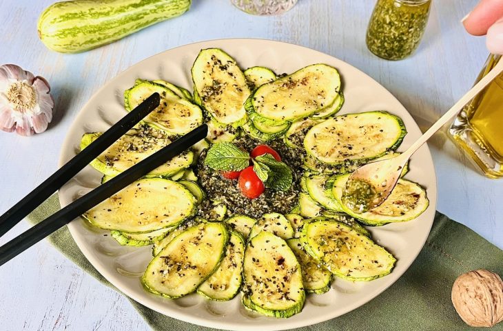 Salada de abobrinha com pesto de hortelã