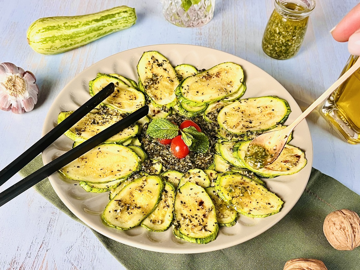 Salada de abobrinha com pesto de hortelã