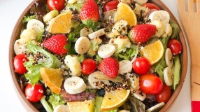 Salada de alface com quinoa e frutas