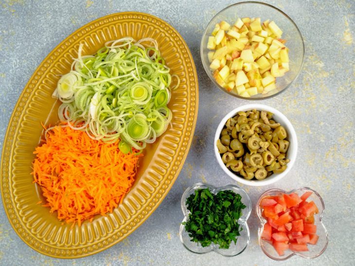 Recipientes com os ingredientes picados e ralados.