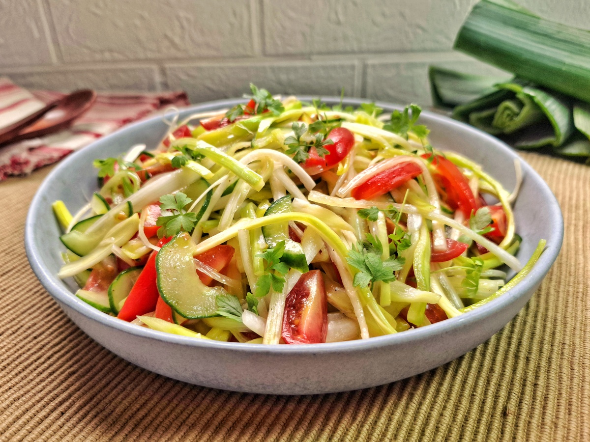 Salada de alho-poró com pepino e tomate