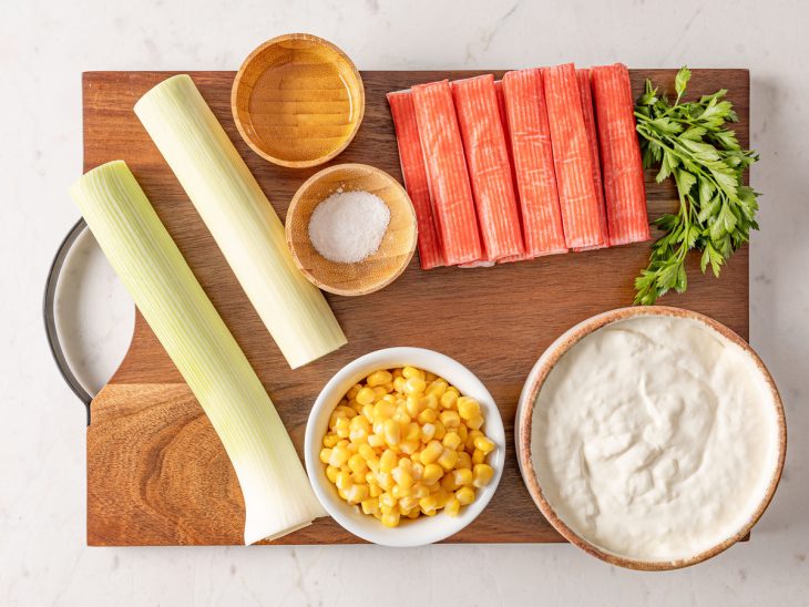 Uma tábua com os ingredientes da salada.