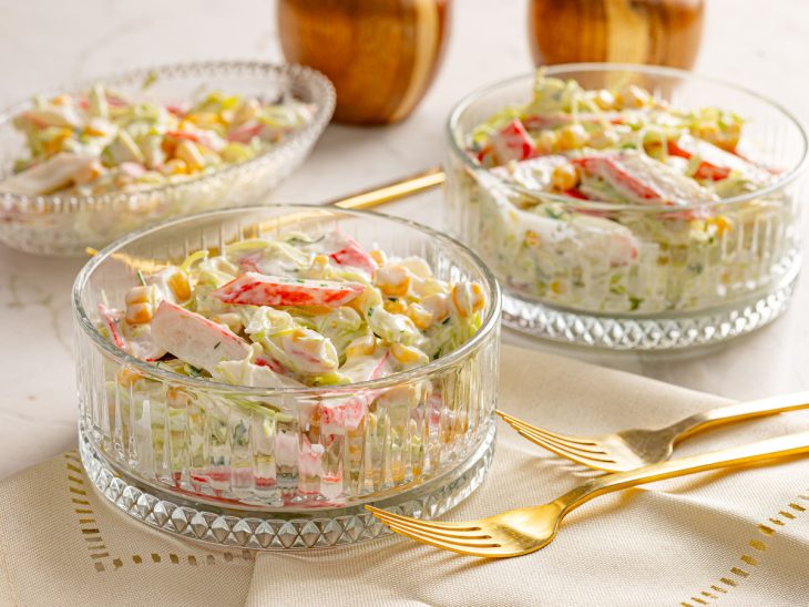 Recipientes com salada de alho-poró e kani.