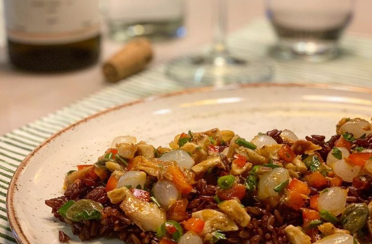 Salada de arroz vermelho com lula e bacalhau