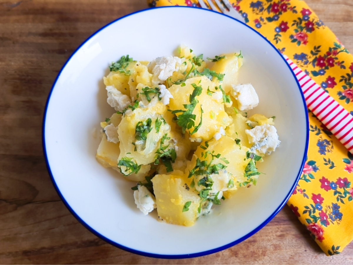 Salada de batata com gorgonzola