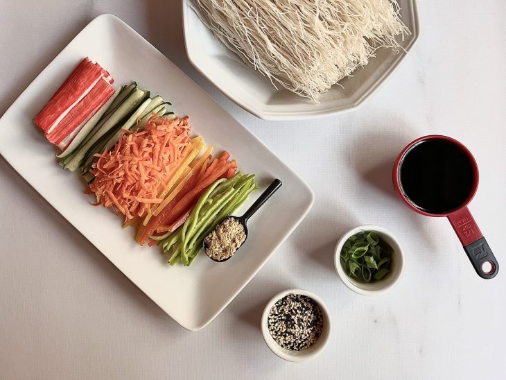 Ingredientes para a salada de bifum com kani.