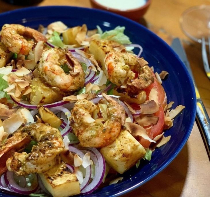 Salada de camarão com abacaxi