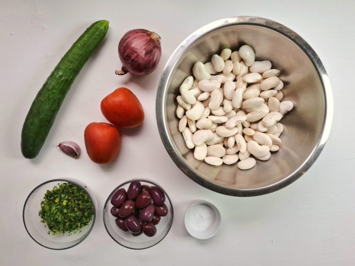 Ingredientes da salada de fava reunidos na bancada.