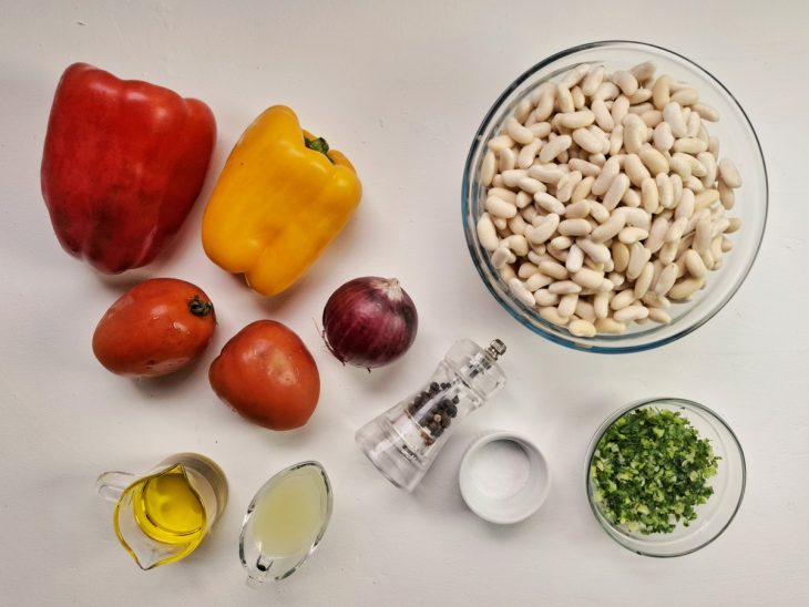 Ingredientes para a salada de feijão-branco.