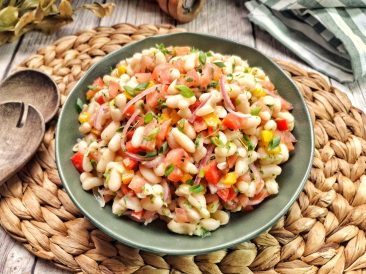 Salada de feijão-branco pronta para consumo.