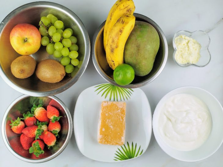 Ingredientes para salada de frutas com creme de maracujá.