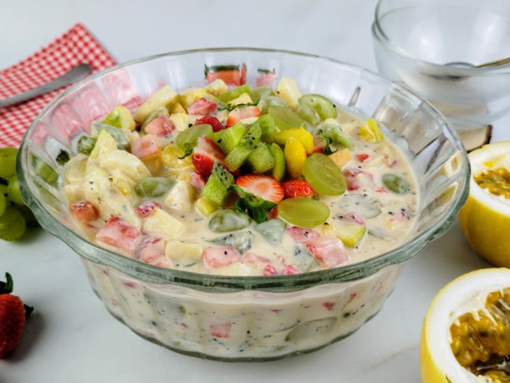 Salada de frutas com creme de maracujá pronta para consumo.