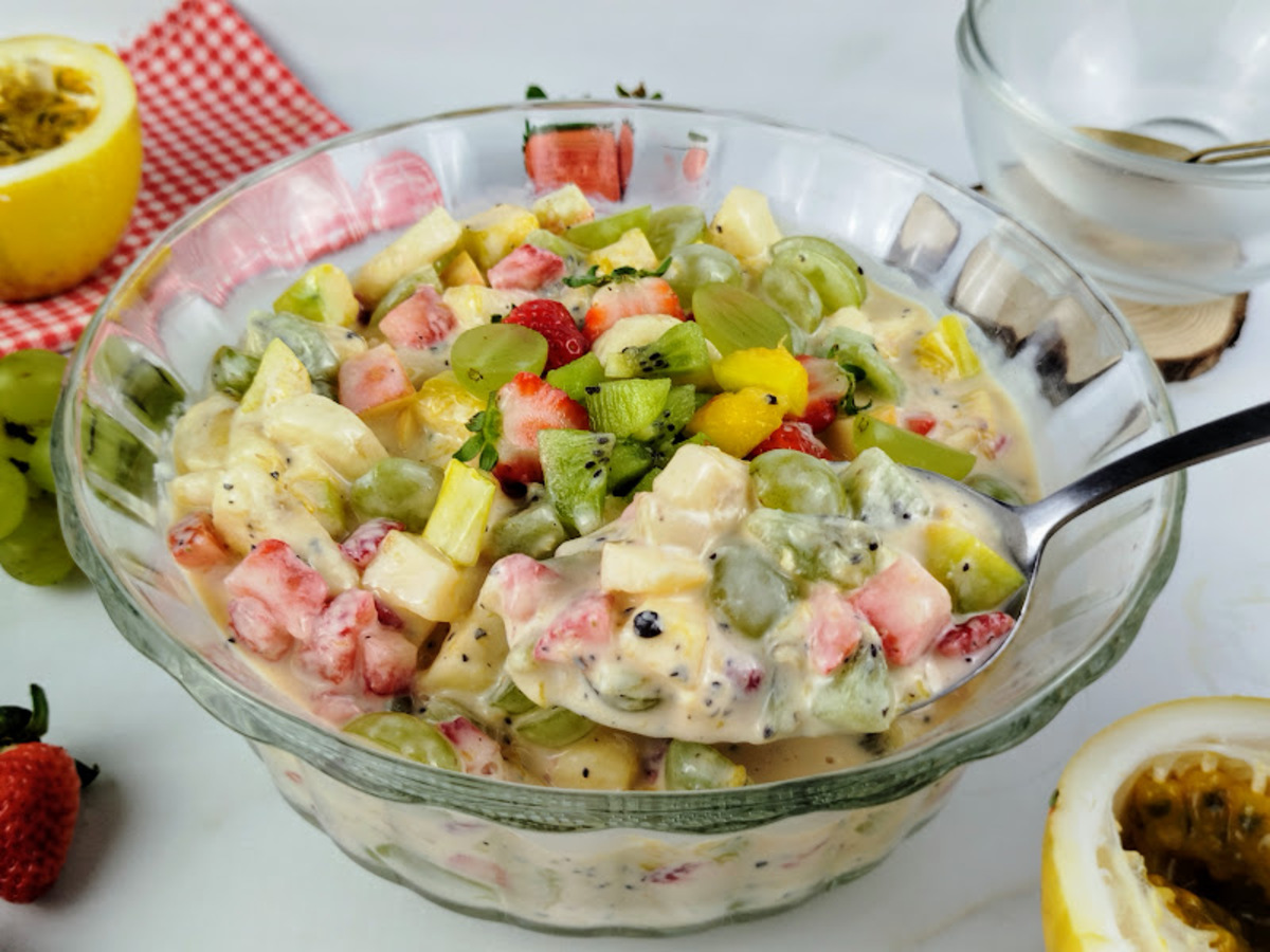 Salada de frutas com creme de maracujá