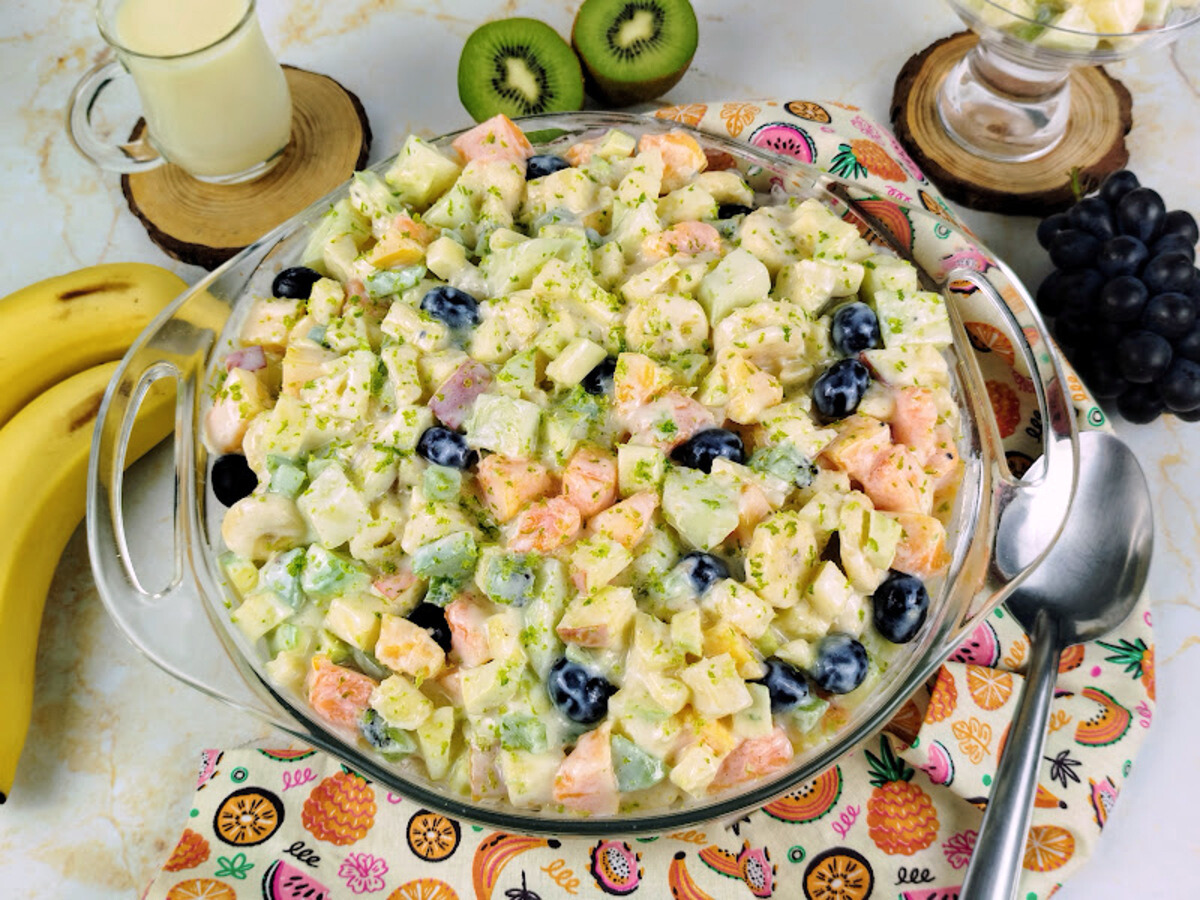 Salada de frutas com leite condensado