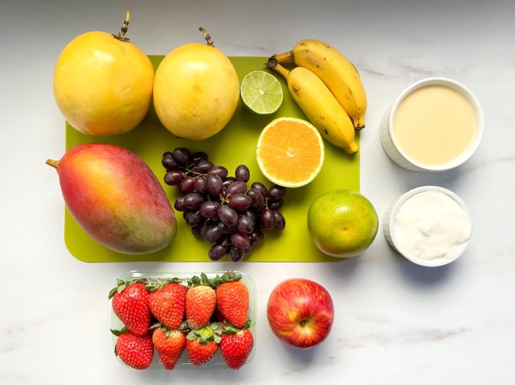 Uma bancada com os ingredientes separados.