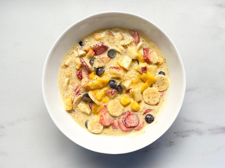 Um bowl com a mistura dos ingredientes para a salada.