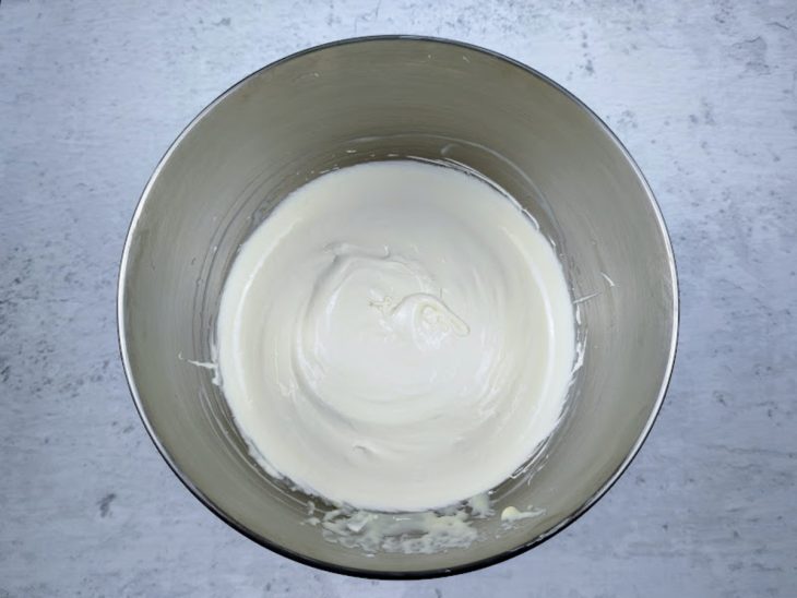 Uma tigela com leite condensado, leite Ninho, creme de leite e emulsificante batidos.