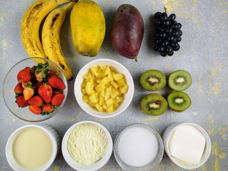 Ingredientes para a salada de frutas no pote com creme de leite.