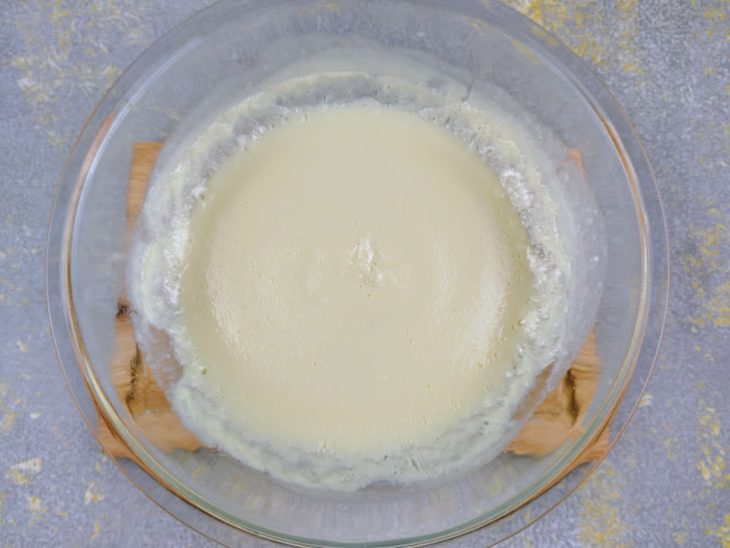 Tigela de vidro com ingredientes do creme.