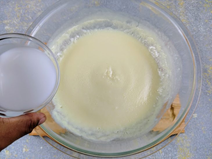 Leite de coco para ser adicionado ao creme da tigela de vidro.