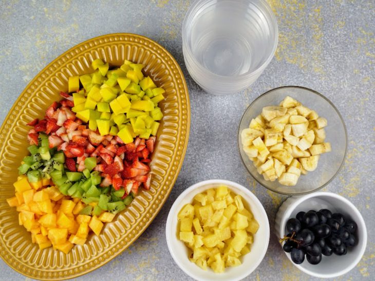 Frutas picadas em recipientes.