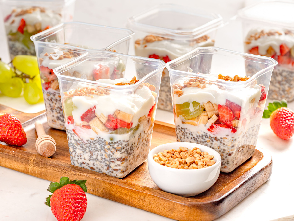 Salada de frutas no pote com iogurte e chia