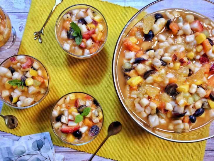 Salada de frutas pronta para consumo.