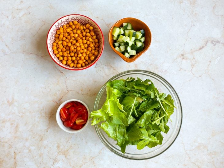 todos os ingredientes picados para fazer salada de grão-de-bico crocante