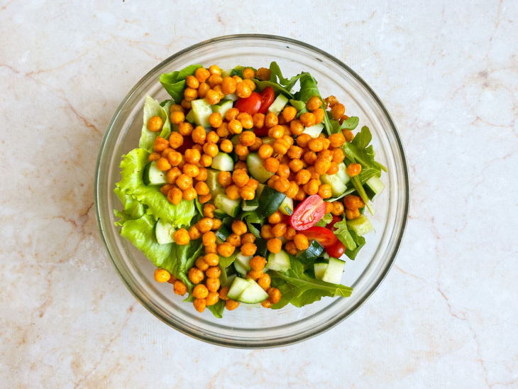 salada de grão-de-bico crocante em um recipiente