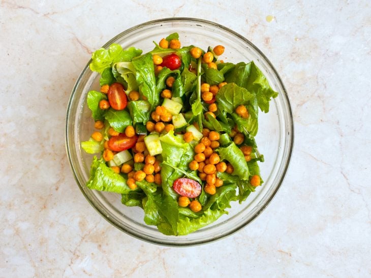 salada de grão-de-bico crocante em um recipiente