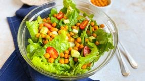 Salada de grão-de-bico crocante