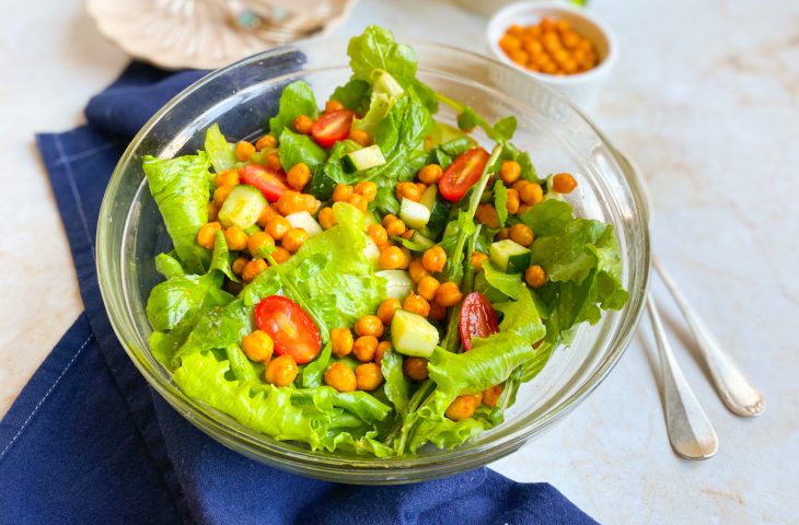 Salada de grão-de-bico crocante