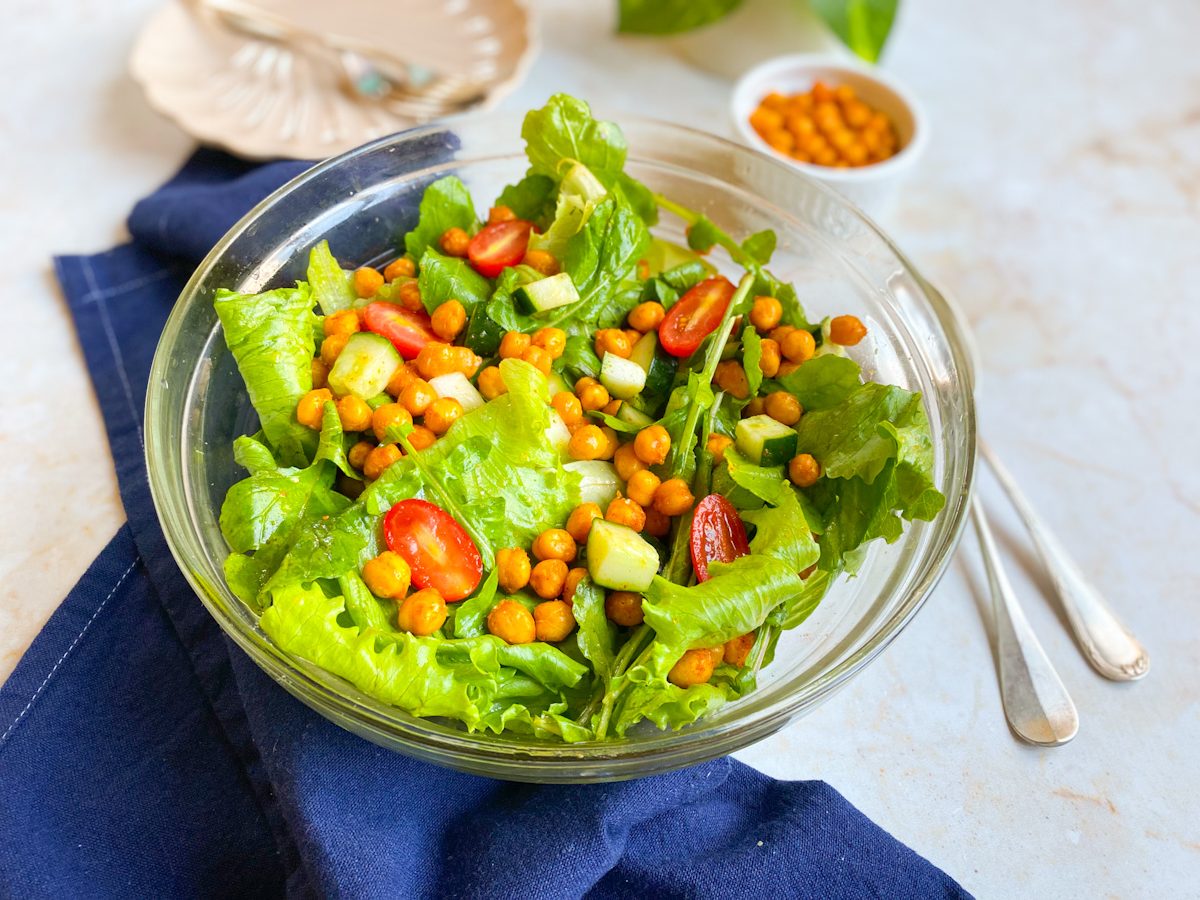 Salada de grão-de-bico crocante