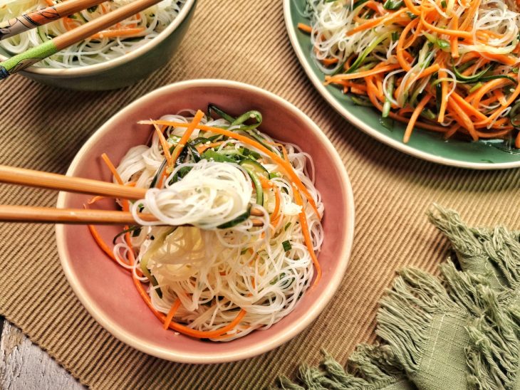 Recipientes contendo salada de legumes com bifum.