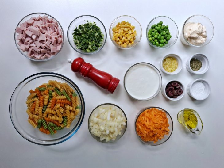 Ingredientes para a receita de salada de macarrão fácil e rápida.