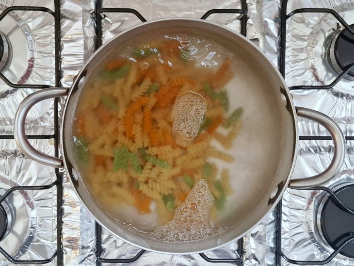 Macarrão em panela com água para cozinhar.