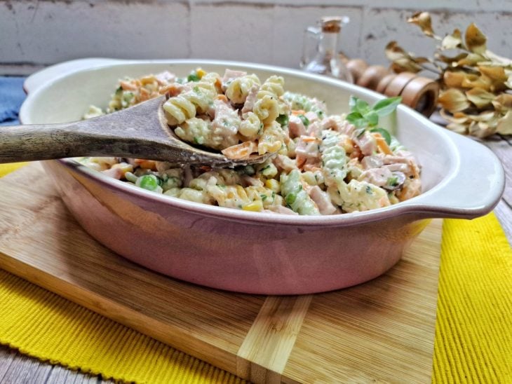 Salada de macarrão fácil e rápida pronta para servir.