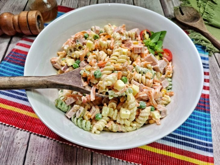 Salada de macarrão parafuso pronta para consumo.