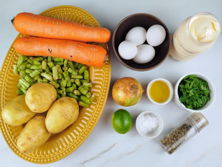 Ingredientes para a receita de salada de maionese simples.