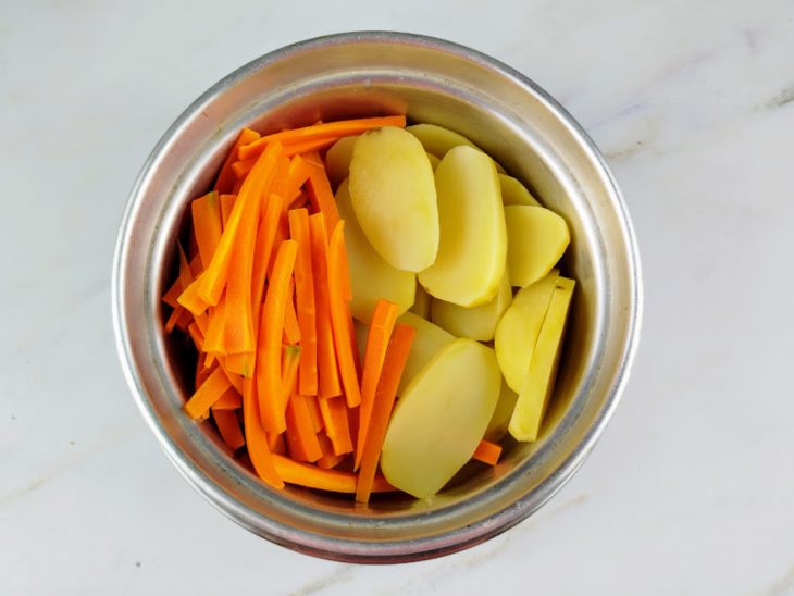 Batatas e cenouras no vapor.